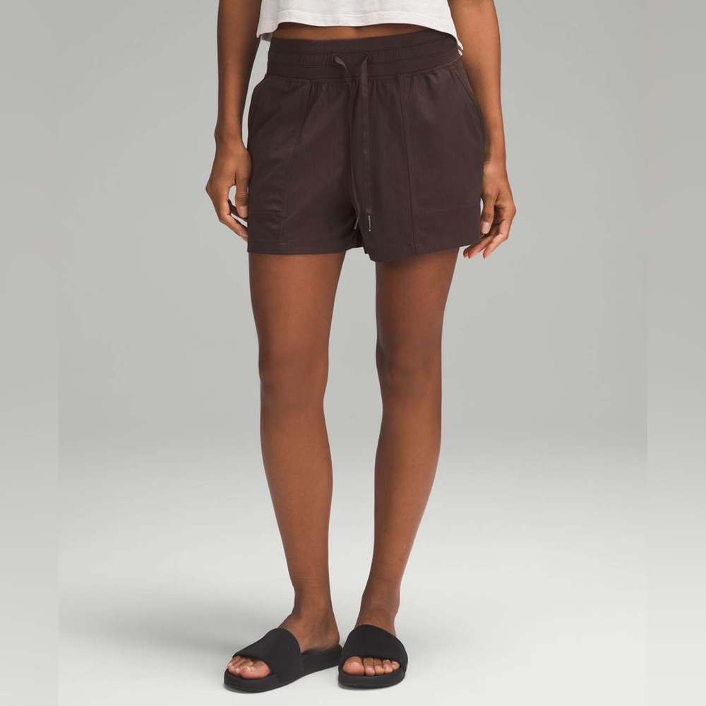 New in bag Lululemon Dance Studio High-Rise Short 3.5"
Espresso size 8